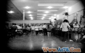 海南儋州一处斗鸡城重操赌业(组图)