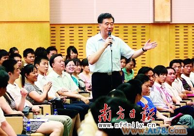 汪洋请外来民工看电影 分享经历：17岁抡过大锤
