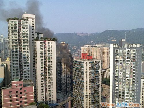 重庆约30层居民楼突发大火 火势窜至楼顶(图)