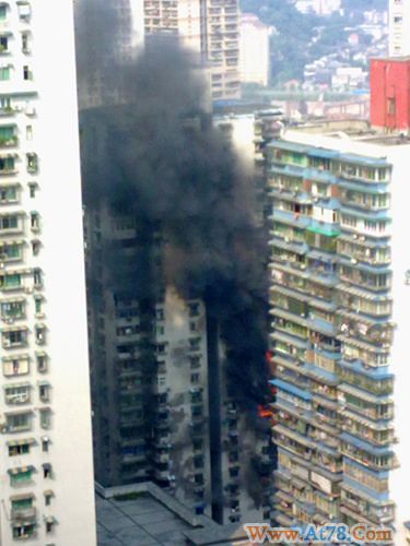 重庆约30层居民楼突发大火火势窜至楼顶(图)