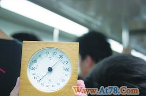 北京地铁1号线温度超室外4℃乘客盼车厢降温