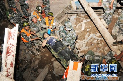 甘肃舟曲成功解救千余被困民众 各路救援疾驰灾区