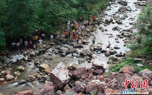 四川洪雅一辆中巴车坠下悬崖造成15人死亡(图)