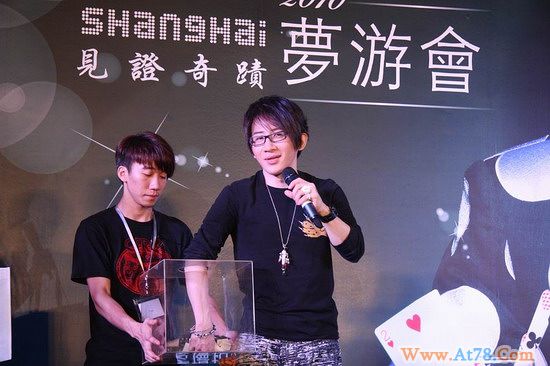 刘谦见面会吻粉丝 否认明年春晚和董卿合作(图)