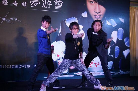 刘谦见面会吻粉丝否认明年春晚和董卿合作(图)