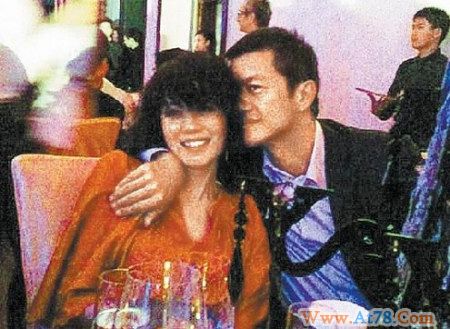 王菲生日会众星捧场 女宾客烂醉被抬疑走光(图)