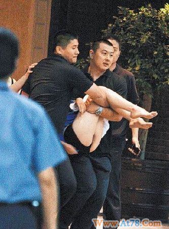 王菲生日会众星捧场女宾客烂醉被抬疑走光(图)