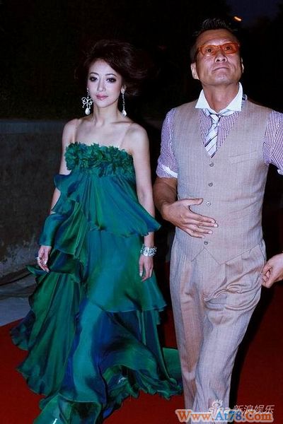 陈紫函赴《时尚先生》派对轻盈绿裙秀美腿(图)