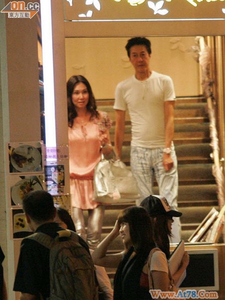 寇鸿萍夫妇吃寿司零交流 貌合神离