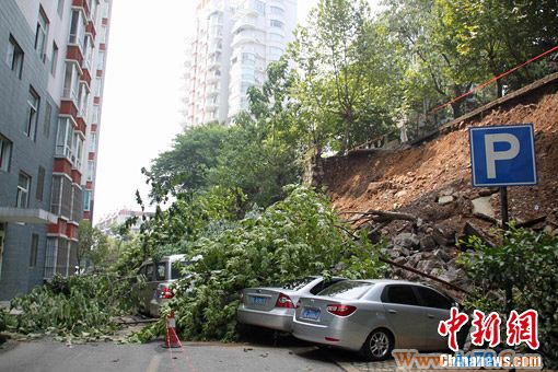 湖北宜昌一处堡坎垮塌掩埋7辆轿车