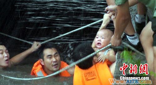 郑州暴雨致一辆中巴车被淹没39人获救