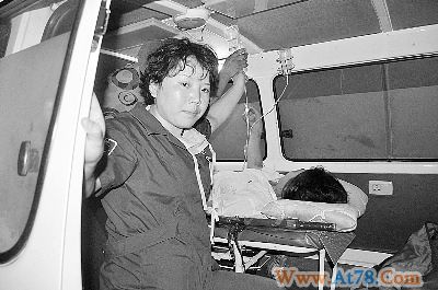 甘肃天水市紧急救治36名泥石流伤员(组图)