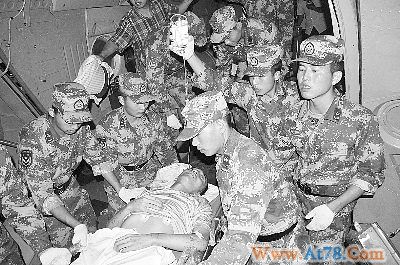 甘肃天水市紧急救治36名泥石流伤员(组图)