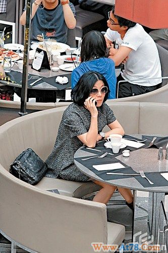 吕良伟儿子狗仔面前耍功夫 杨小娟致电老公告状