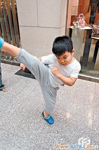 吕良伟儿子狗仔面前耍功夫杨小娟致电老公告状