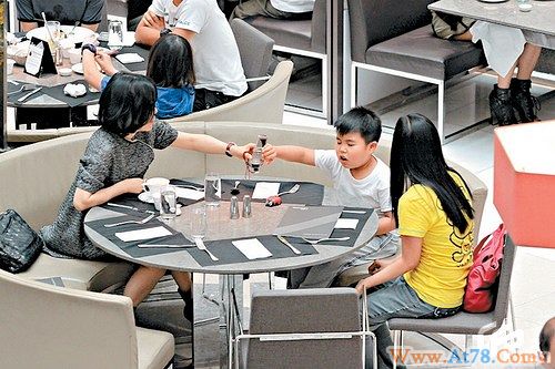 吕良伟儿子狗仔面前耍功夫杨小娟致电老公告状