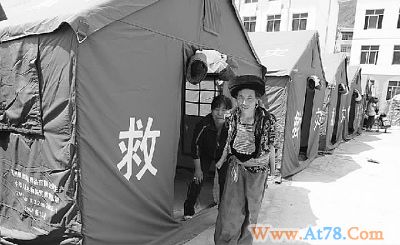 甘肃舟曲县近2000名泥石流灾民获安置(组图)