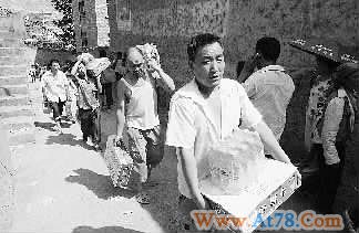 甘肃舟曲县近2000名泥石流灾民获安置(组图)