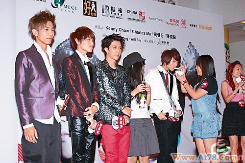 王子小杰脱离棒棒堂人气不减 来港开演唱脱衣秀