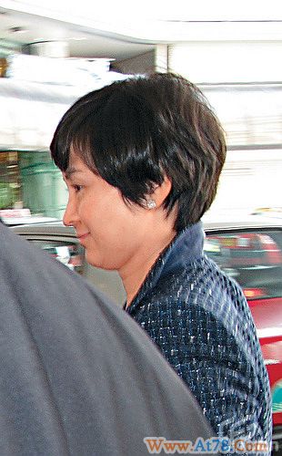 何超琼代赌王老爸报平安三太忙应付尴尬头撞车