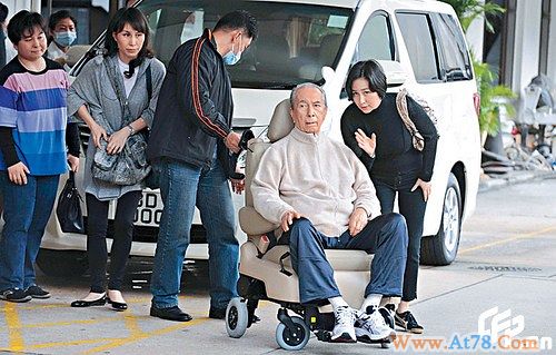 何超琼代赌王老爸报平安三太忙应付尴尬头撞车