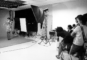 网络摄影师很忙很赚钱 看看新职业的赚钱趋势