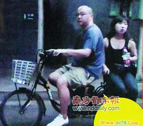 前妻王菲风光满面窦唯潦倒载80后女友逛街(图)