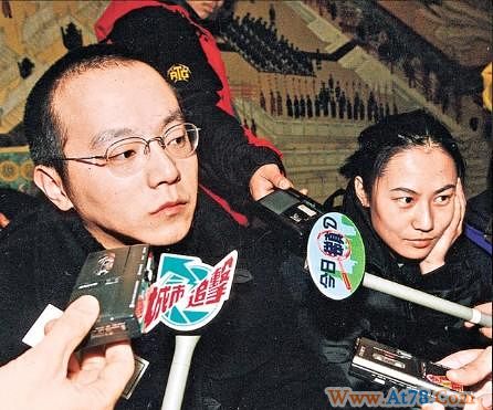 前妻王菲风光满面窦唯潦倒载80后女友逛街(图)