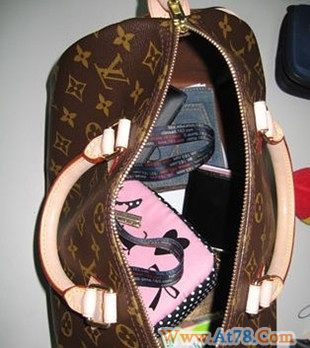 逛世博一定要先看看80美女的彪悍包包