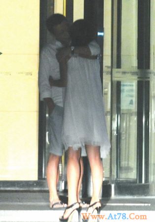 朱丹宋柯热吻照曝光 女方:他是兄长 我们没结婚