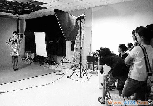 网络摄影师很忙很赚钱 盘点2010最赚钱职业趋势