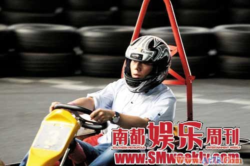 羽泉卡丁车馆狂飙车 童心未泯玩兴大发(组图)