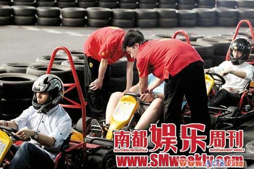 羽泉卡丁车馆狂飙车童心未泯玩兴大发(组图)