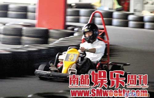 羽泉卡丁车馆狂飙车童心未泯玩兴大发(组图)