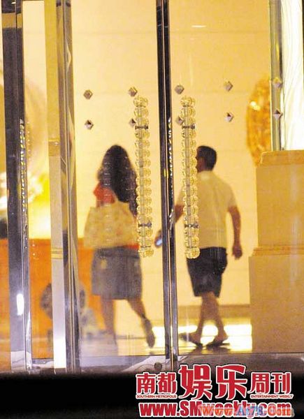 曾志伟京城约会熟女大佬从来不缺女人缘(组图)