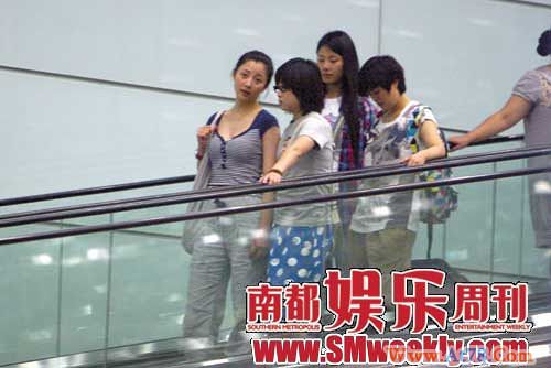 殷桃风波后力挺男友 遭遇偷拍微笑挥手(组图)