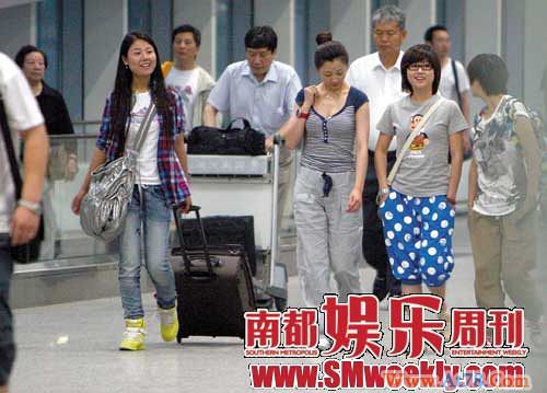 殷桃风波后力挺男友遭遇偷拍微笑挥手(组图)