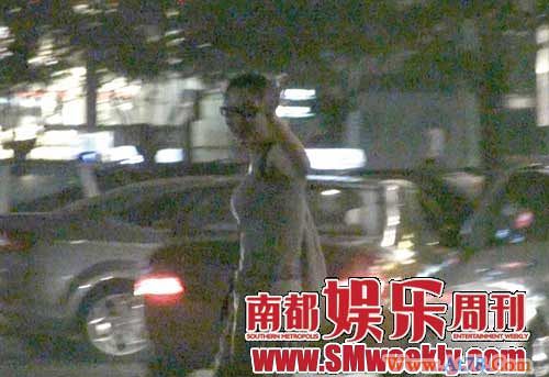 殷桃风波后力挺男友遭遇偷拍微笑挥手(组图)