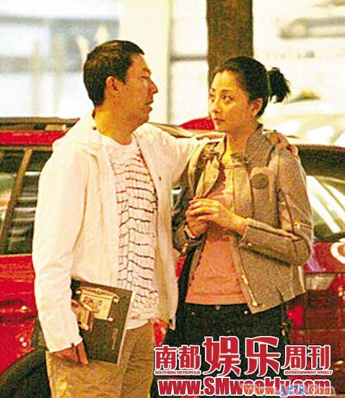 殷桃风波后力挺男友遭遇偷拍微笑挥手(组图)