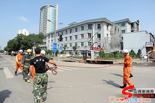 山西省人民医院门前“地陷” 一座门诊楼坍塌