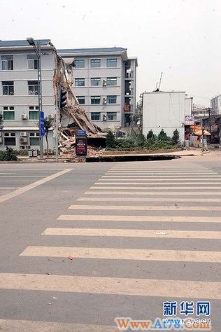 山西省人民医院门前“地陷” 一座门诊楼坍塌