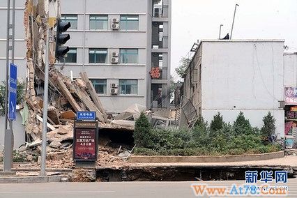 山西省人民医院门前“地陷” 一座门诊楼坍塌