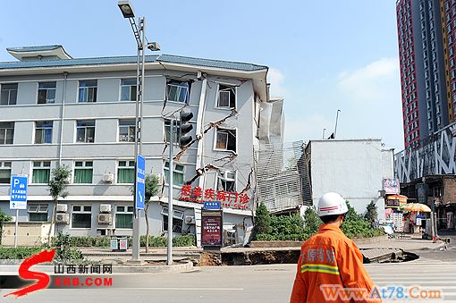 山西省人民医院门前“地陷” 一座门诊楼坍塌