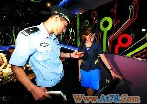 北京警方再度大规模查黄赌毒 女服务员躲进厕所