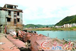 广东肇庆昨日发生地质灾害 7栋居民楼倒入江中