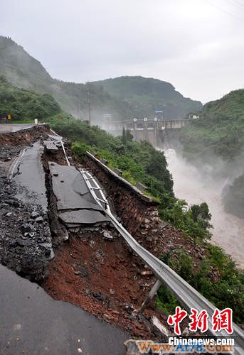 四川雅安国道108线发生垮塌 紧急转移上万村民
