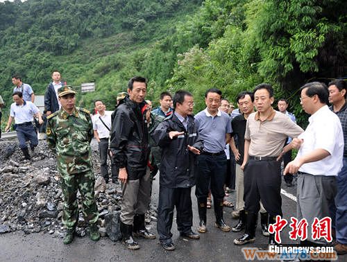 四川雅安国道108线发生垮塌紧急转移上万村民