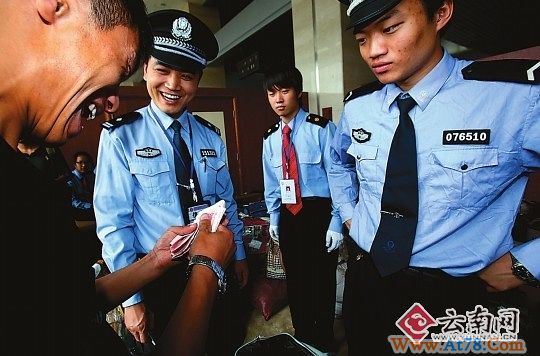 宝成线坠河列车行李发放 有乘客现场发钱道谢