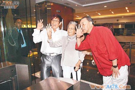 谭咏麟贺六十大寿亲吻妈妈 开心许生日愿望(图)