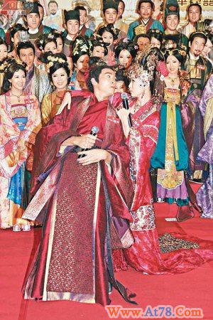 佘诗曼笑对郑嘉颖拖女新闻 戏称要向对方核实